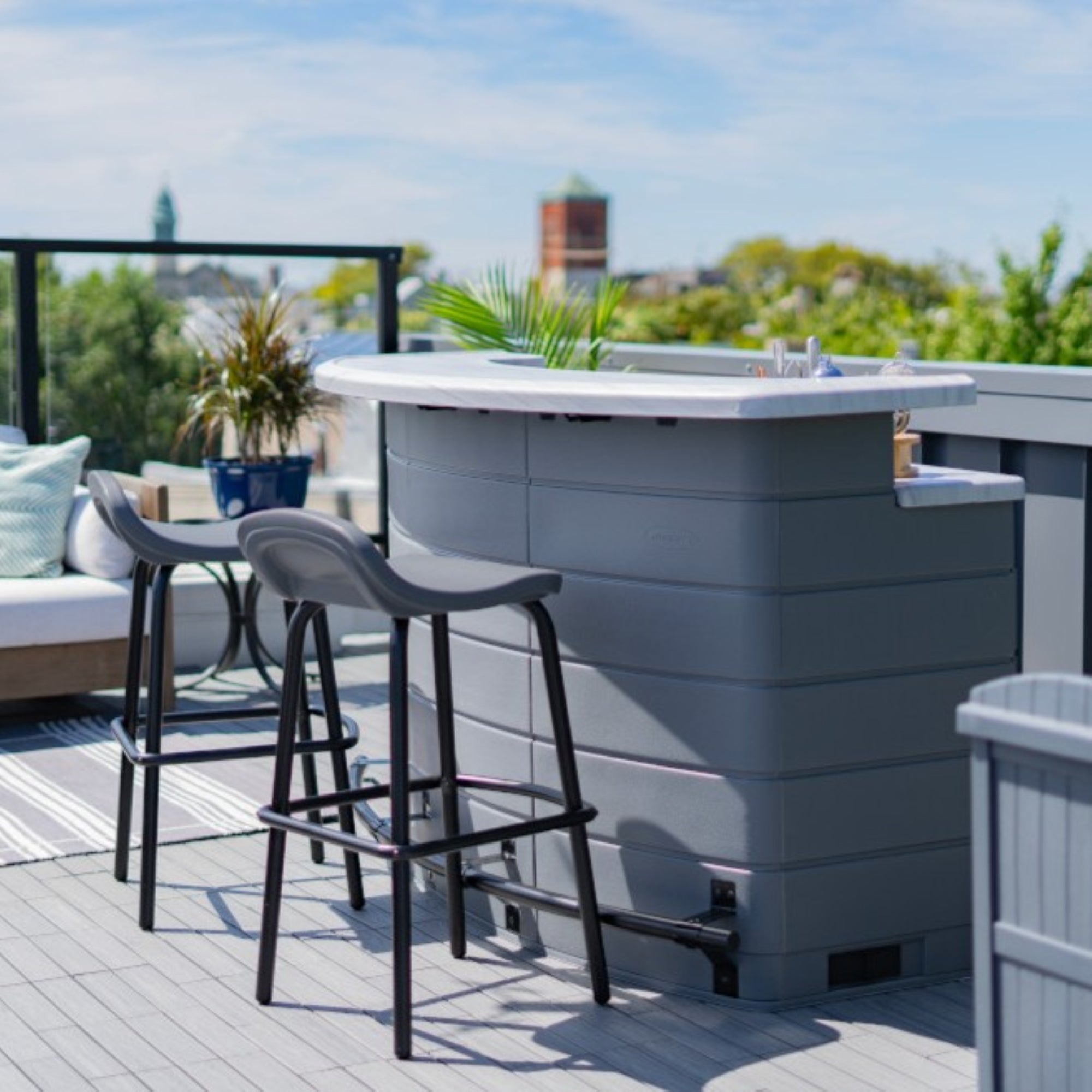 Suncast - Backyard Oasis Entertaining Bar Set (incl. 2 stools & cover)