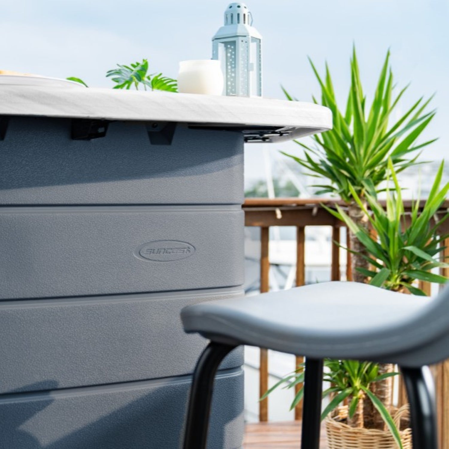 Suncast - Backyard Oasis Entertaining Bar Set (incl. 2 stools & cover)
