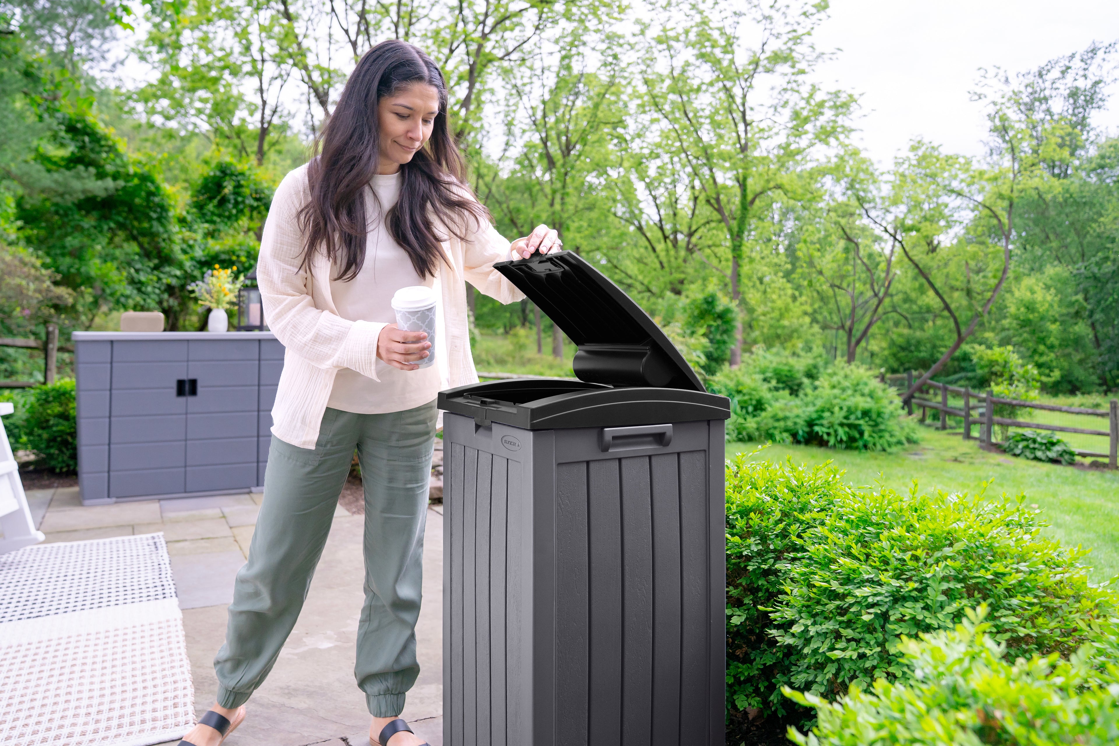 Suncast - Trash Hideaway® - Peppercorn