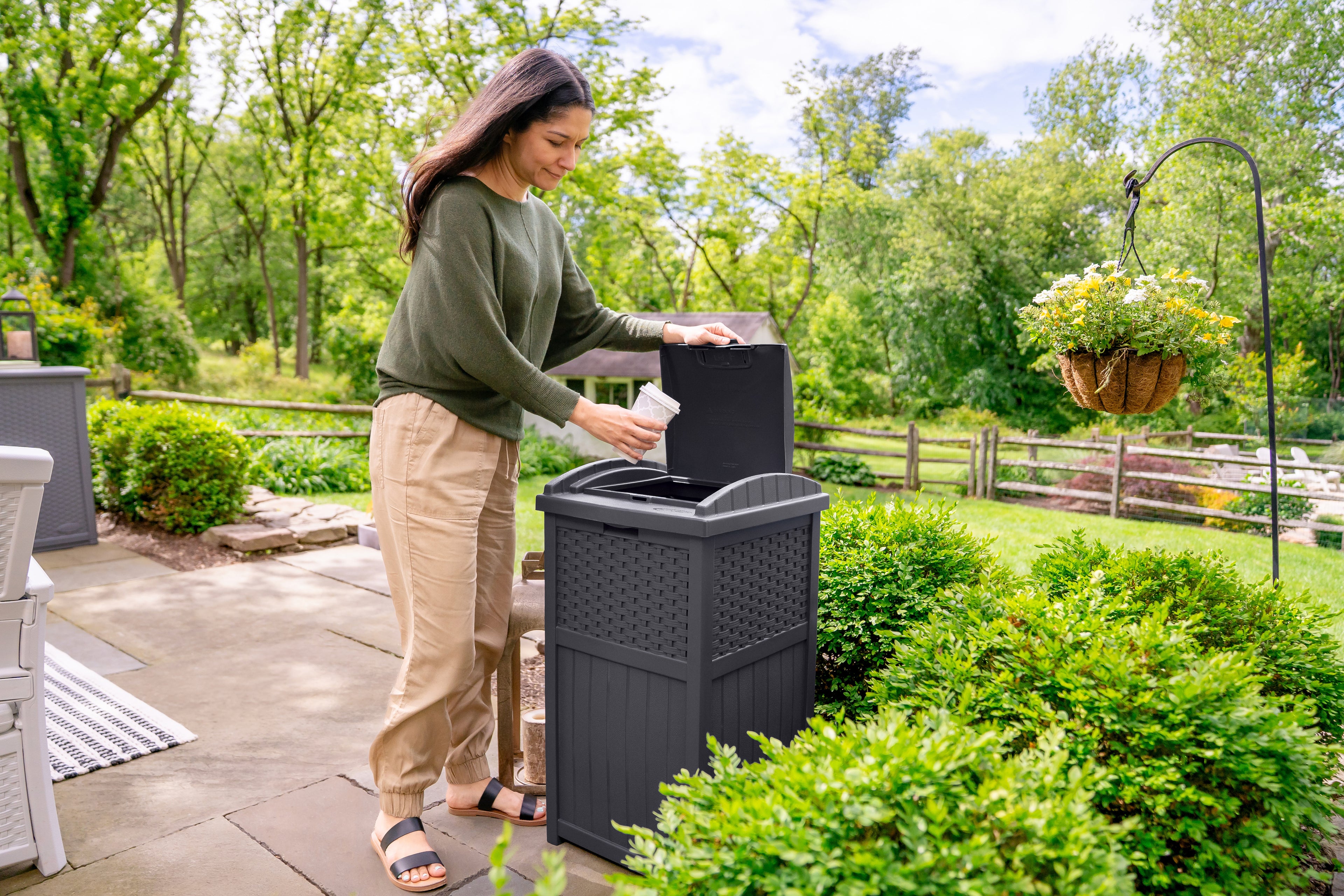 Suncast - Wicker Trash Hideaway® - Cyberspace