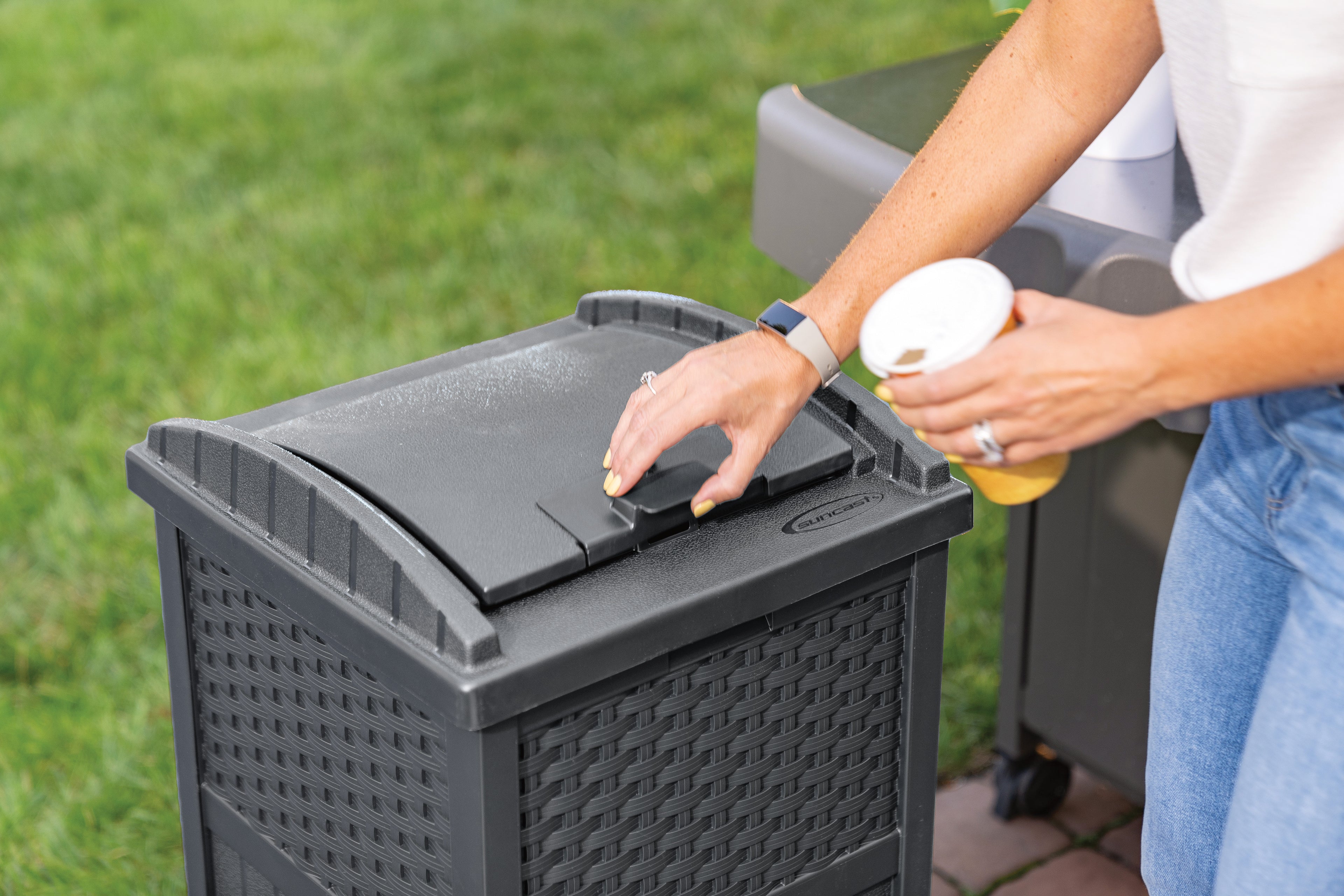 Suncast - Wicker Trash Hideaway® - Cyberspace